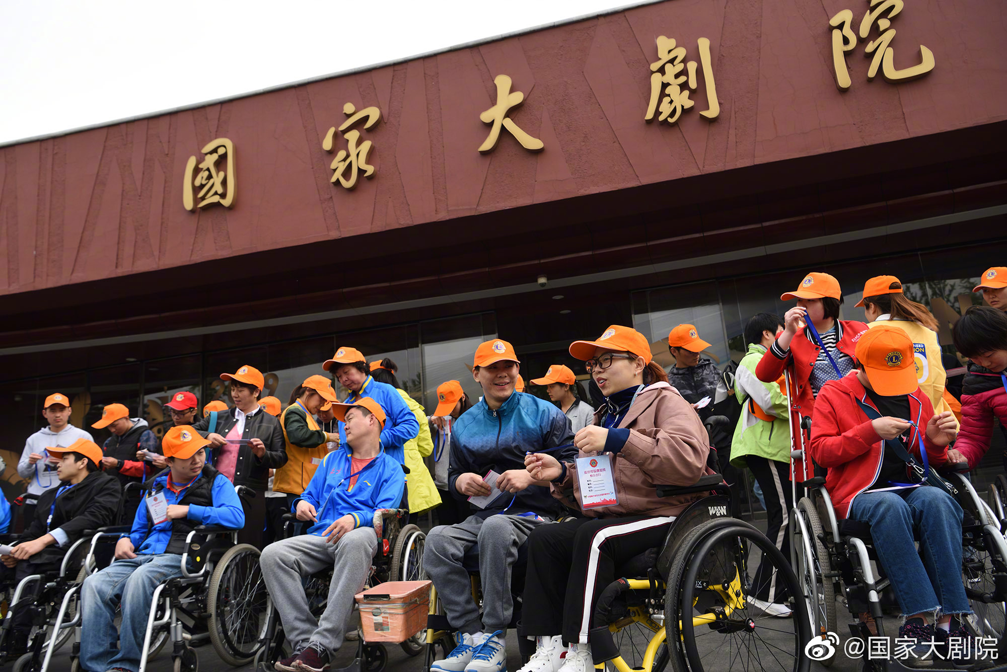 別捏我臉(校園1v2)緹安免費(fèi)閱讀