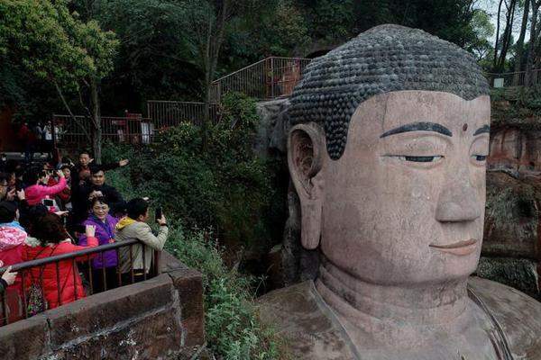 穿越進pop文里當女主