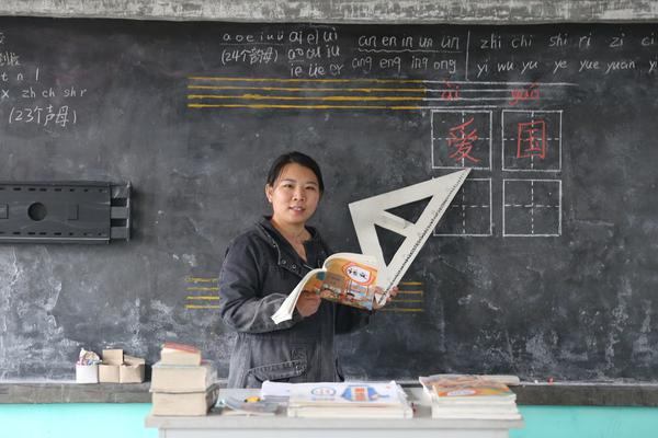 出差和心儀女老板的第一次見面是第