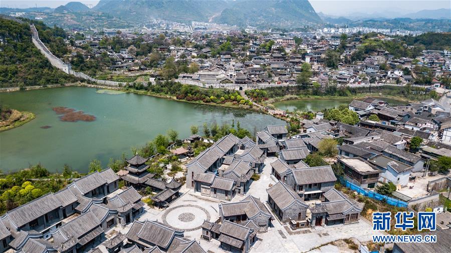 哺乳期的兒媳擠奶一邊哄孩子一邊小