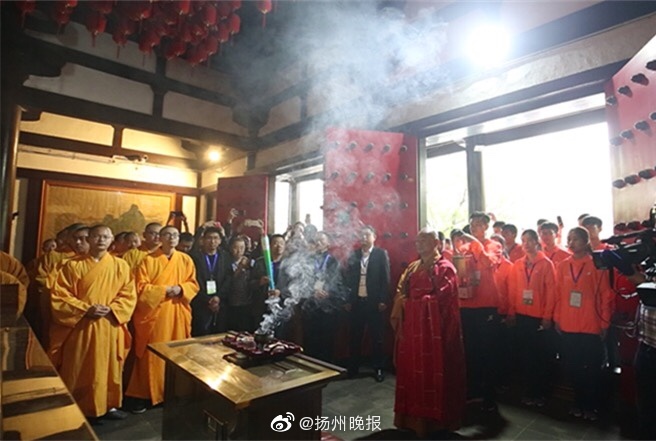 師尊把女徒兒壓在懷里小說